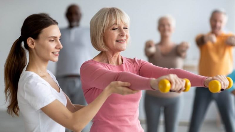 Como montar uma boa ficha de treino para idosos? Veja os melhores exercícios para essa idade e quais são os pontos de atenção!