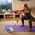 mulher fazendo um acompanhamento de treino online