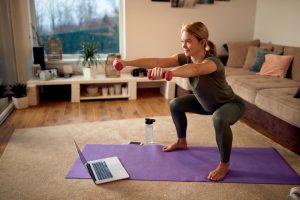 mulher fazendo um acompanhamento de treino online