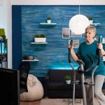 senhora fazendo treino virtual