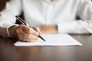 mulher preenchendo um formulário anamnese