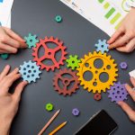 imagem de maos com engrenagens para representar as funcionalidades do app para treino online