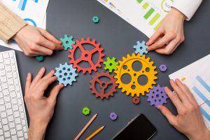 imagem de maos com engrenagens para representar as funcionalidades do app para treino online